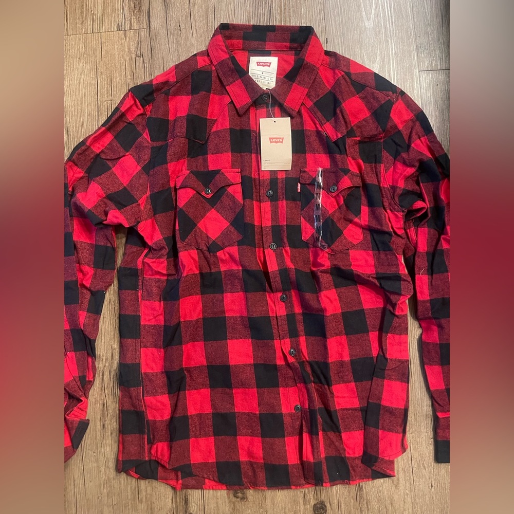 Mens size Medium LEVI’s plaid flannel long sleeve shirt